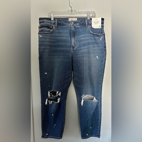 Abercrombie Curve Love High Rise Mom Jeans Size 34 Short NWT - Picture 2 of 4